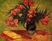 文森特威廉梵高 - 静物，插着夹竹桃的花瓶和书籍